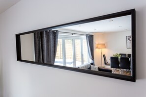 华丽独立别墅, 3 间卧室, 无烟房, 花园景观 | 起居区 | 32-英寸纯平电视 (配备数码频道)、电视