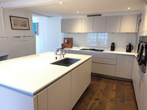 Fridge, microwave, oven, dishwasher - Modern, Spacious Town House Located in Central Chichester and Sleeping 10 - Dogs very welcome! (Chichester)