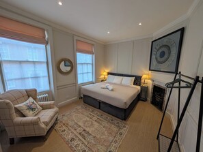 6 bedrooms, iron/ironing board, travel cot, free WiFi - Modern, Spacious Town House Located in Central Chichester and Sleeping 10 - Dogs very welcome! (Chichester)