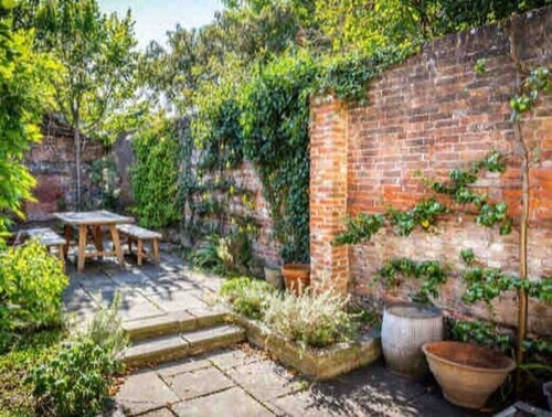 Modern, Spacious Town House Located in Central Chichester and Sleeping 10 - Dogs very welcome!