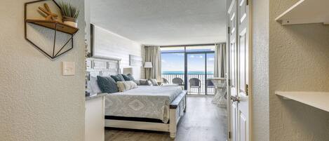 Tabla de planchar con plancha, wifi gratis y ropa de cama