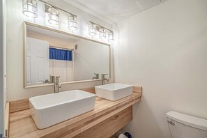 Kombinert dusj/badekar, hårføner og håndklær