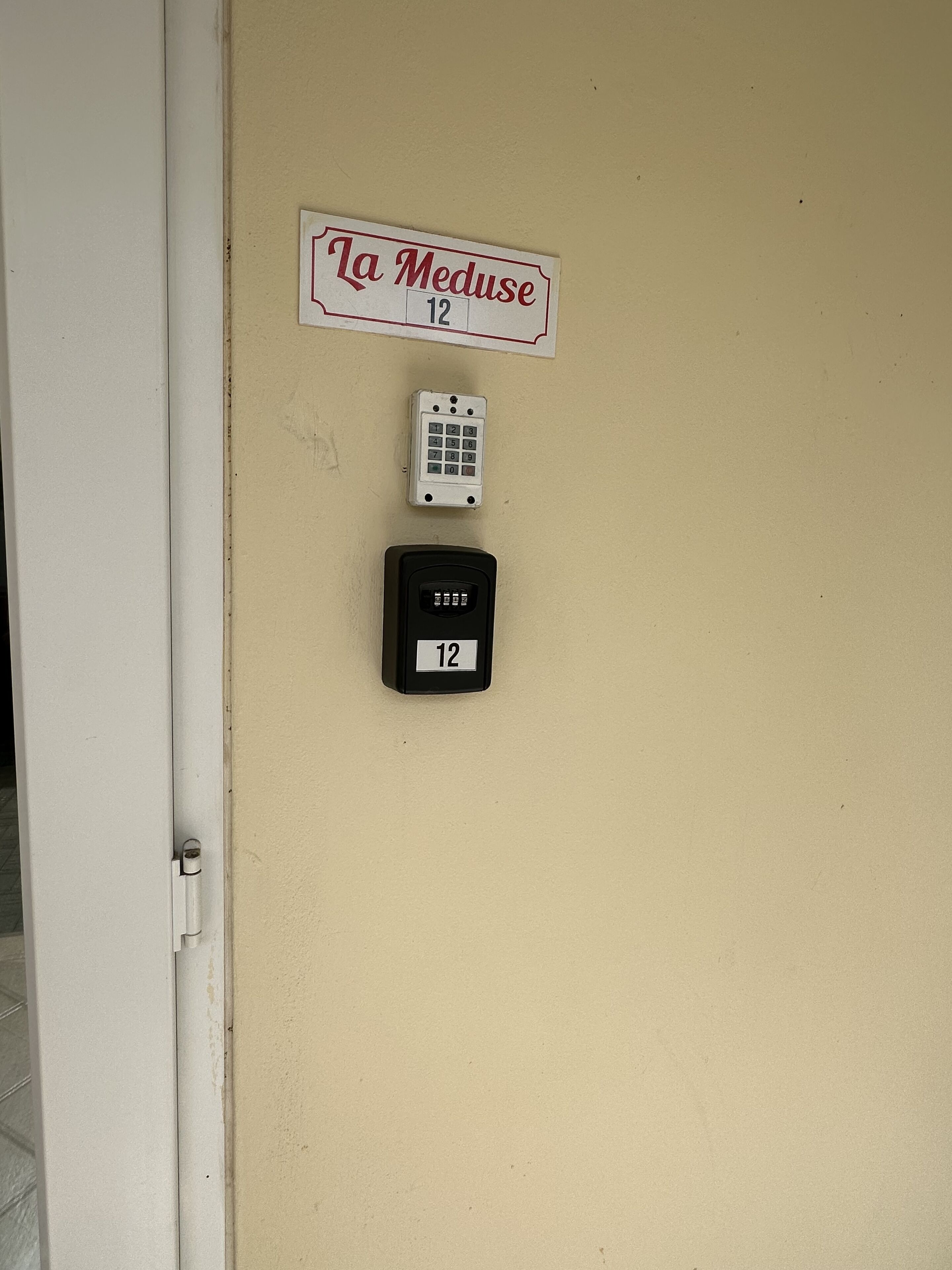 Une porte dotée d’un clavier et d’une plaque au-dessus indiquant « La Méduse 12 ».