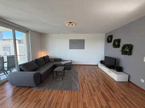 Fernseher, Tischtennisplatte