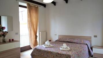 House | 3 bedrooms, premium bedding, desk, laptop workspace