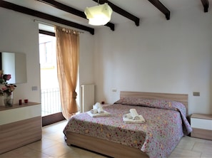 3 bedrooms, premium bedding, desk, laptop workspace