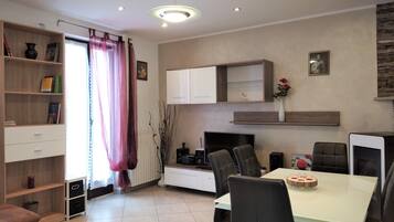 House | Living area | 40-inch flat-screen TV with cable channels, TV