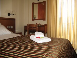 Habitación estándar con 1 cama doble o 2 individuales | Ropa de cama de alta calidad, edredones de plumas, decoración individual