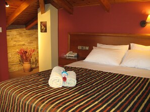 Premium bedding, down duvets, individually decorated - Prigipikon Suites & Lofts (Lamia)