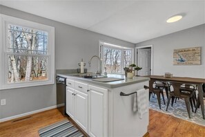 冰箱、微波炉、烤箱、炉灶