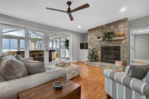 电视、桌上足球