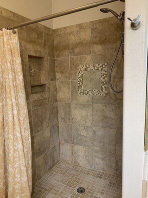 Ensemble baignoire-douche, baignoire à remous, séchoir à cheveux
