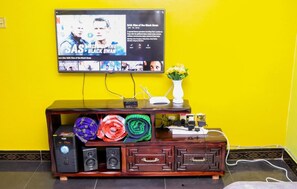 Nhà, 4 phòng ngủ | Khu phòng khách | TV màn hình phẳng 