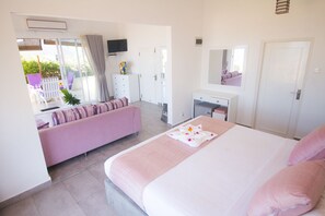 3 bedrooms, in-room safe, desk, iron/ironing board - Luxury villa on the beach with spectacular ocean views, private pool and jacuzzi (Galle)