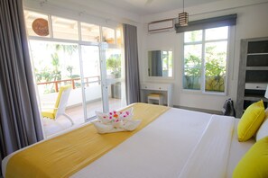3 bedrooms, in-room safe, desk, iron/ironing board - Luxury villa on the beach with spectacular ocean views, private pool and jacuzzi (Galle)