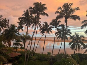 En la playa y toallas de playa 