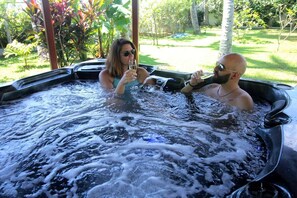 Outdoor spa tub - Luxury villa on the beach with spectacular ocean views, private pool and jacuzzi (Galle)