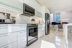 Fridge, microwave, oven, stovetop