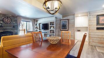 Condo, 1 Bedroom | Dining