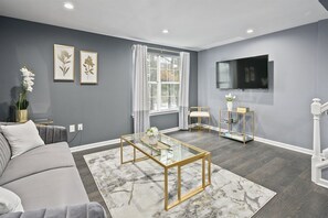 Smart TV - AldenDelight: Work Friendly & 40 Mins to DC (Sterling)