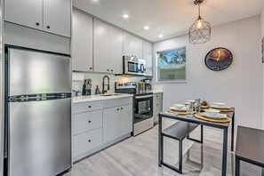 Fridge, microwave, oven, stovetop - Lakeside View: Trendy design & Near Beach (Hallandale Beach)