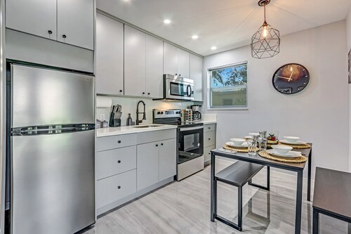 Lakeside View: Trendy design & Near Beach