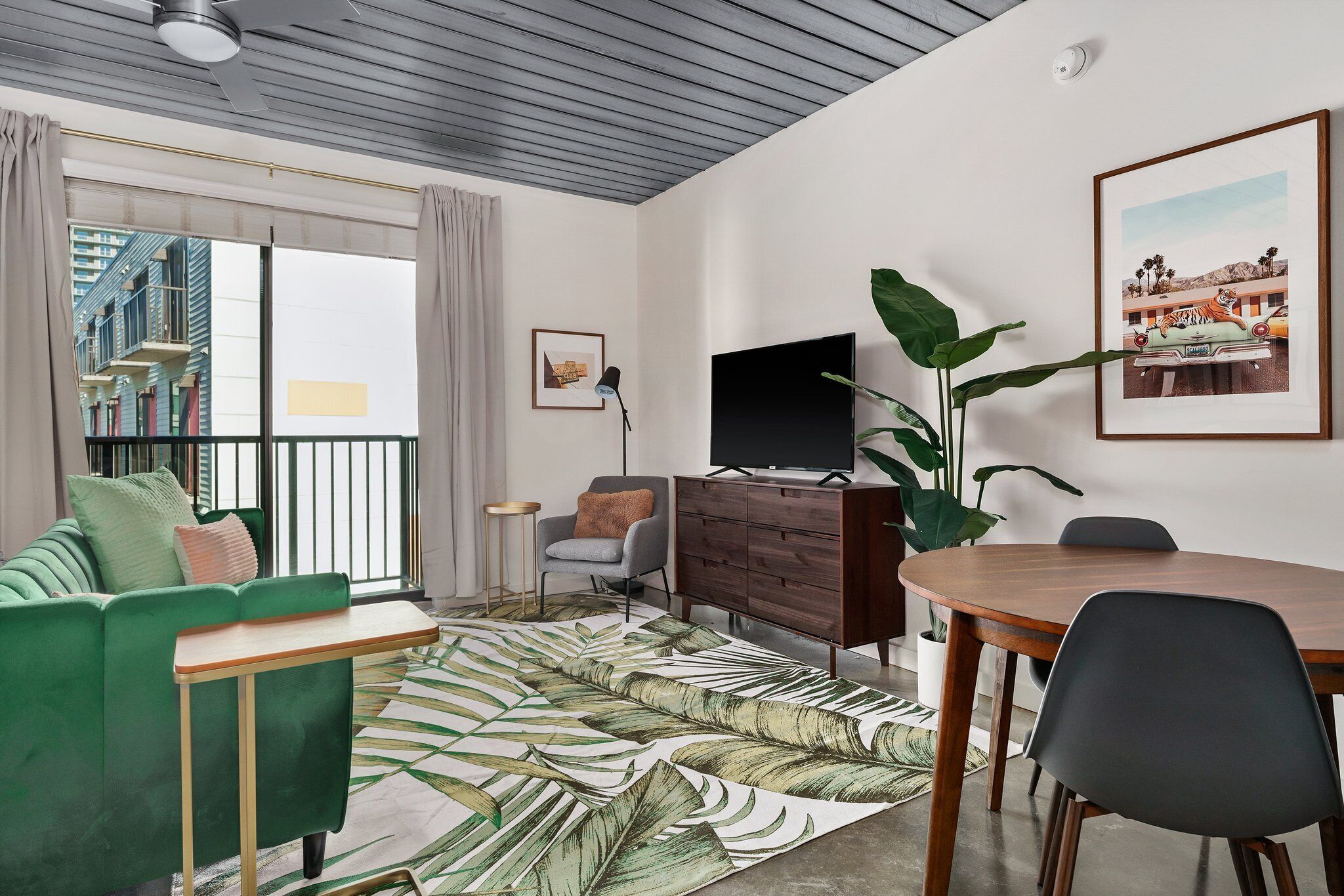 Lodgeur | Artsy & airy studio loft | Midtown