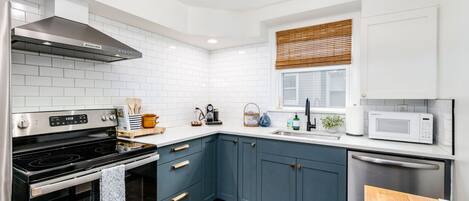 冰箱、微波炉、烤箱、炉灶