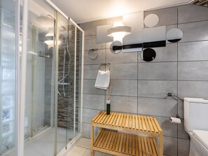 Douche, sĂšche-cheveux, serviettes fournies