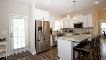 Een koelkast, een magnetron, een oven, een kookplaat