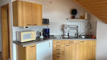Kühlschrank, Mikrowelle, Herdplatte, Wasserkocher mit Kaffee-/Teezubehör