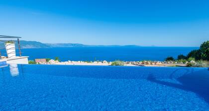 A magical sea view, a magical villa