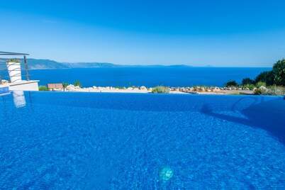A magical sea view, a magical villa