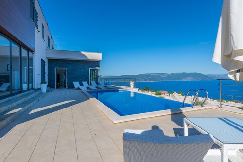 A magical sea view, a magical villa