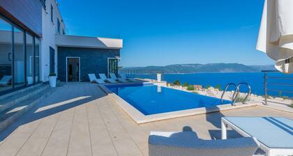 A magical sea view, a magical villa