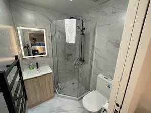 Hårføner og håndklær