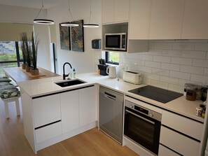 Frigorífico, microondas, horno y placa de cocina