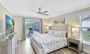 3 habitaciones, escritorio y tabla de planchar con plancha