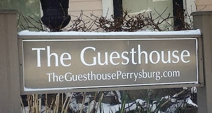 The Guesthouse West Side - Walking distance to the best Perrysburg has to offer!