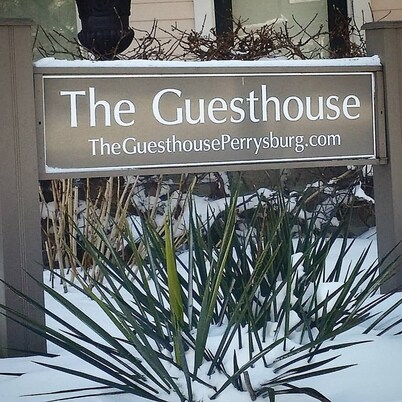The Guesthouse West Side - Walking distance to the best Perrysburg has to offer!
