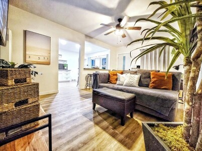 🌊King bed - near SoFi and LAX - free onsite parking 