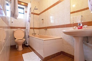 Apartemen, 1 kamar tidur | Kamar mandi | Kombinasi shower/bathtub dan handuk