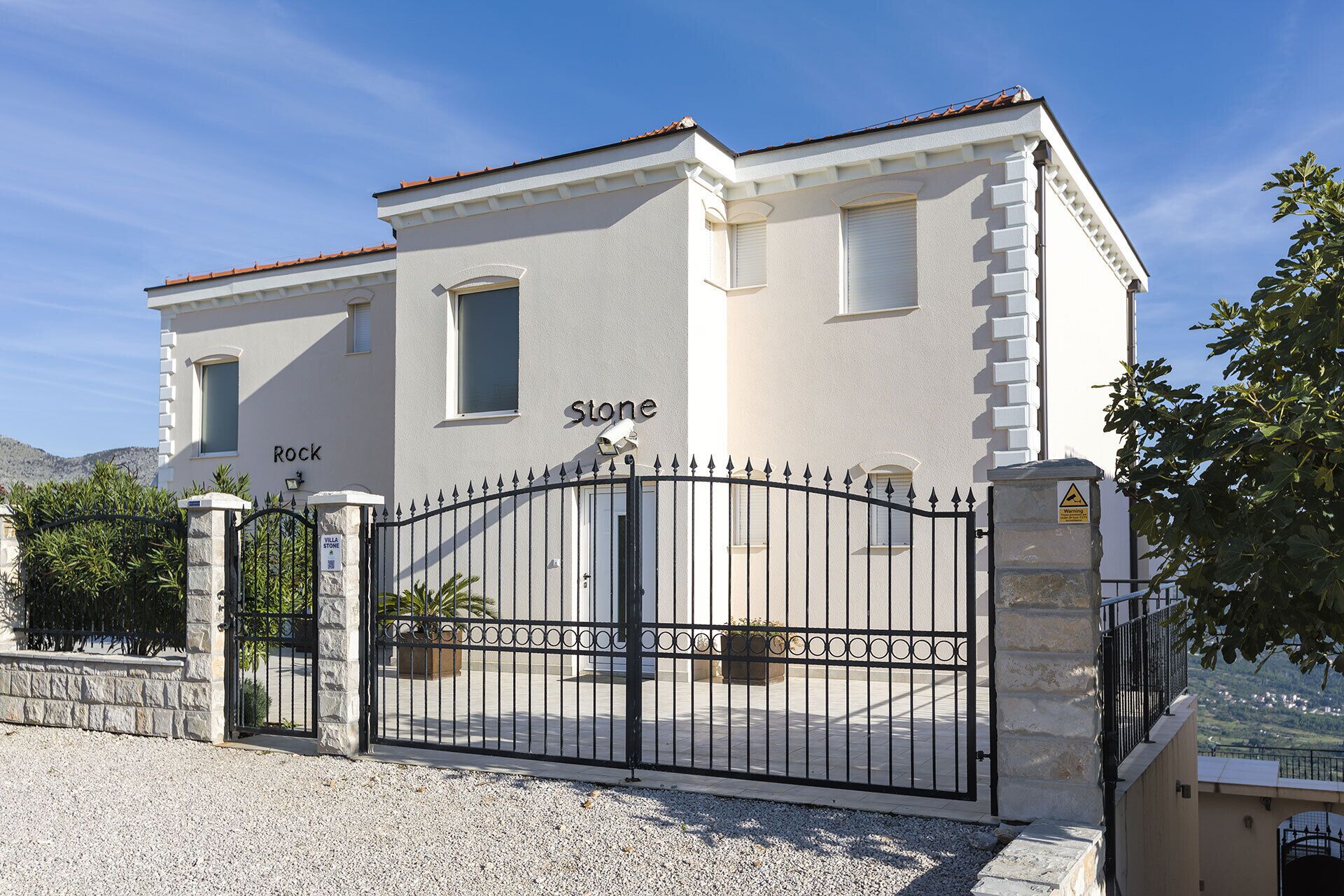 المنشأة من الخارج