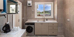 Kühlschrank, Mikrowelle, Geschirrspüler, Kochgeschirr/Geschirr/Besteck