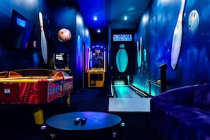 Games room - Trendy Home w Trampoline RM, Bowling, Fantasy Themed BR & Theater - Near Disney (Davenport)