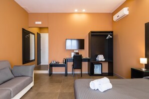 1 bedroom, free WiFi, bed sheets - BH Napoli Railway - Nocciola (Napoli)