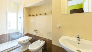 A bathroom with a shower, toilet, bidet, and sink. - BH Napoli Railway - Pistacchio - 4 (Napoli)