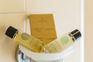 Douche, sèche-cheveux, bidet, serviettes fournies