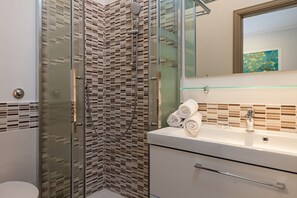 Shower, hair dryer, bidet, towels - Bright Rooftop Apartment (Napoli)