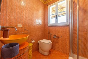 Douche, sĂšche-cheveux, bidet, serviettes fournies